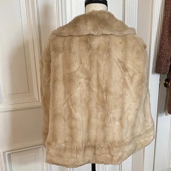 Vintage Luxurious Tan Faux Fur Cape - Picture 4 of 7